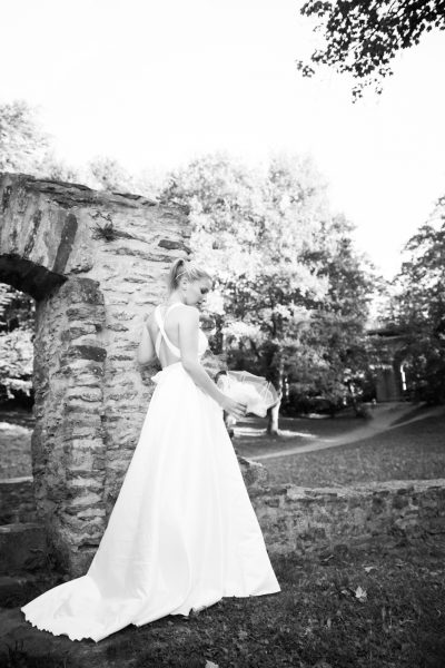 Robe de mariée dos nu satin et dentelle