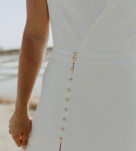 Robe de mariée cache coeur boutons dorés fente