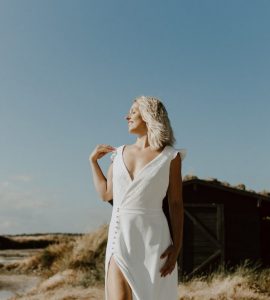 Robe de mariée cache coeur boutons dorés fente