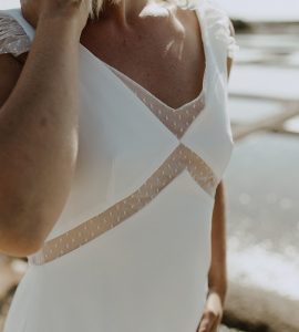 Robe de mariée épurée ceinture plumetis
