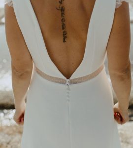 Robe de mariée décolleté dos ceinture plumetis