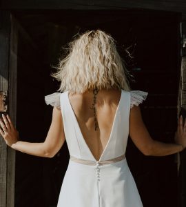 Robe de mariée décolleté dos petites manches plumetis