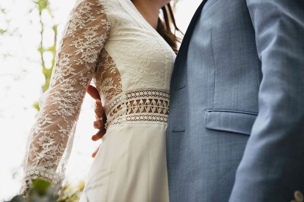 Inspiration mariage bohème chic couple marié en forêt