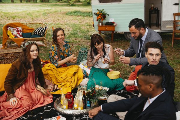Inspiration mariage bohème chic cocktail marié en forêt