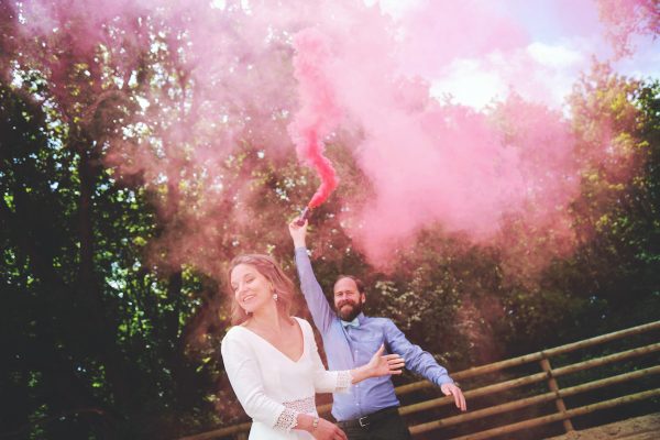 Inspiration mariage équestre fumigènes robe de mariée