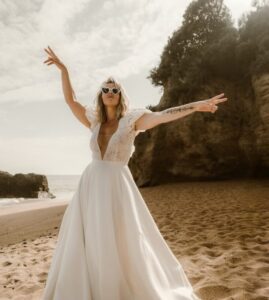 décolleté profond devant robe de mariée manches