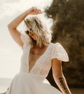 décolleté profond devant robe de mariée manches