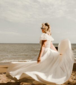 danser avec sa robe de mariée jupe longue