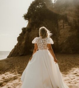 robe de mariée dentelle fleurs manches bouffantes