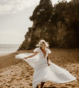 danser avec sa robe de mariée jupe longue