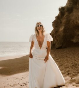 robe de mariée dentelle décolleté jupe volume