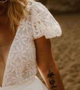 robe de mariée dentelle fleurs marguerite manches