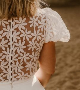 robe de mariée dentelle fleurs marguerite manches