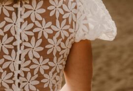 robe de mariée dentelle fleurs marguerite manches