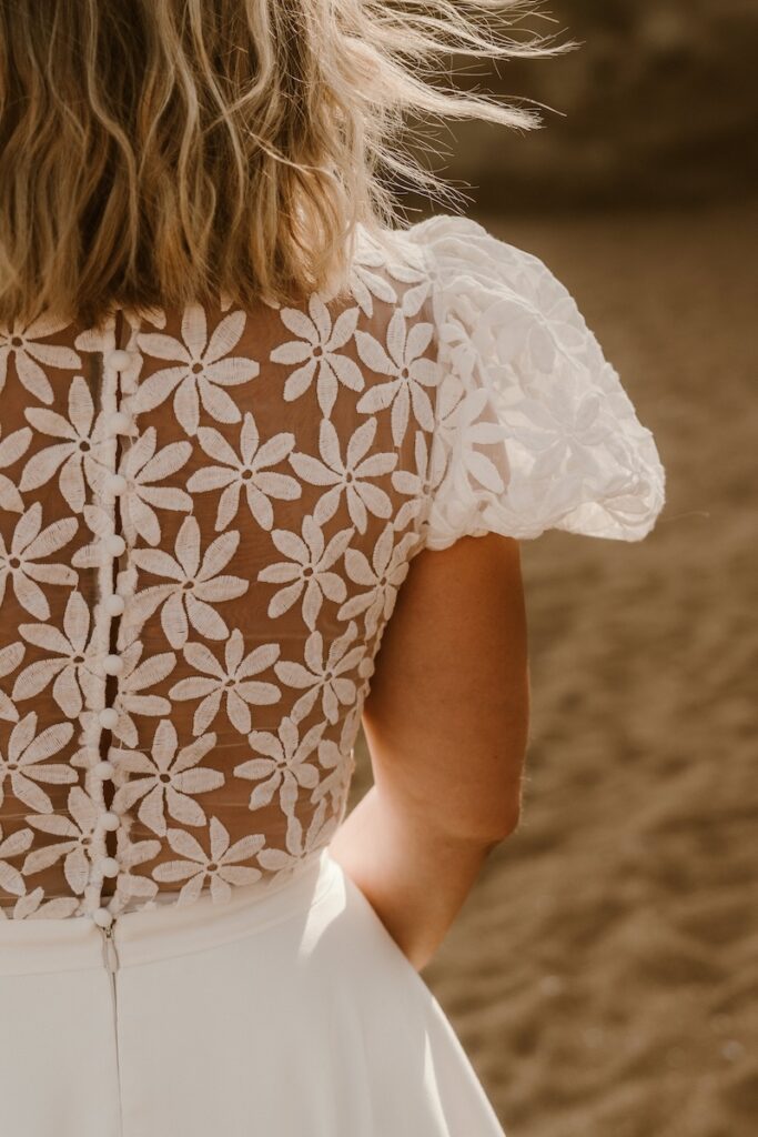 robe de mariée dentelle fleurs marguerite manches