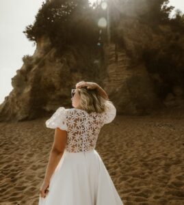 robe de mariée dentelle fleurs marguerite manches