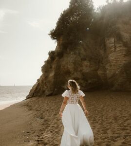 robe de mariée dentelle fleurs marguerite manches