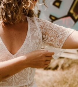 robe de mariée décolleté ceinture dentelle transparente 44