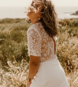 robe de mariée moderne dentelle ouvert dos bouton dos