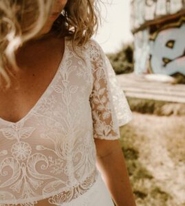 robe de mariée épurée motif moderne dentelle saint nazaire