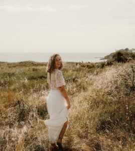 robe de mariée moderne dentelle ouvert dos bouton dos