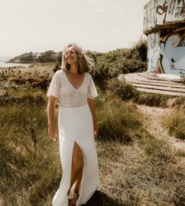 robe de mariée moderne dentelle décolleté fente
