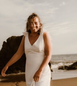 robe de mariée moderne épurée bretelle volants dentelle