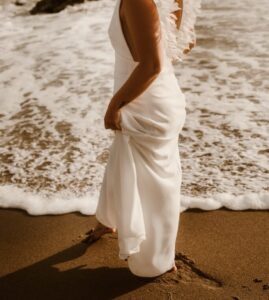 robe de mariée moderne bretelle volants dentelle