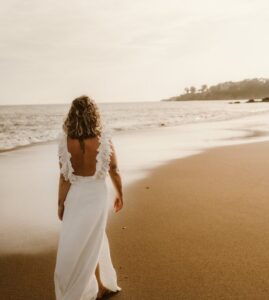 robe de mariée moderne bretelle volants dentelle