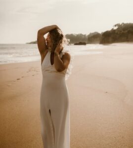 robe de mariée moderne originale bretelle dentelle fente