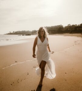 robe de mariée moderne bretelle dentelle fente