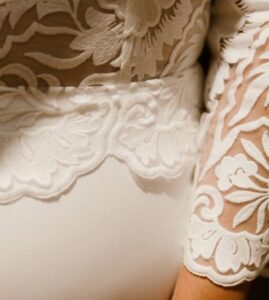 robe de mariée simple dentelle sur jupe vannes