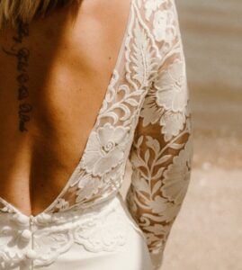 robe de mariée simple dentelle décolleté dos boutons vannes