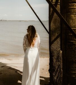 robe de mariée simple dentelle décolleté dos boutons vannes