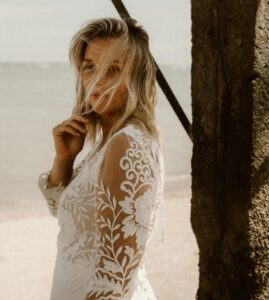 robe de mariée simple dentelle gros motif manche vannes