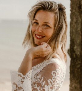 robe de mariée simple dentelle gros motif manche vannes