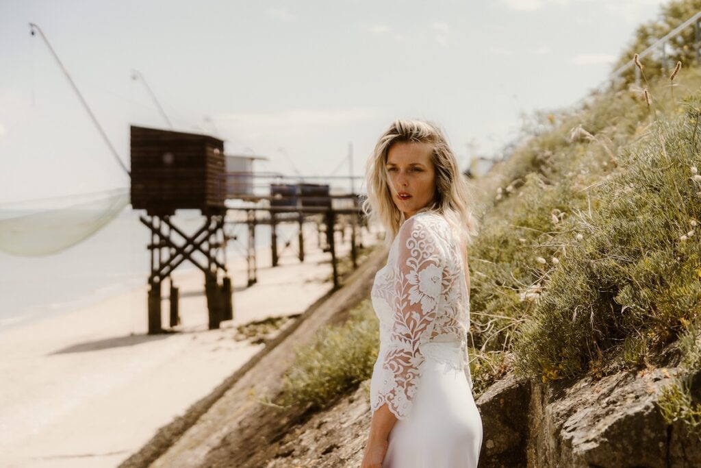 robe de mariée simple dentelle manche 3/4 vannes