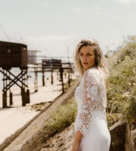 robe de mariée simple dentelle manche 3/4 vannes