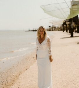 robe de mariée simple dentelle gros motif manche vannes