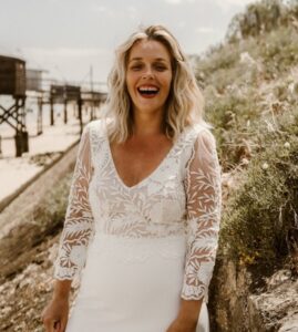 robe de mariée épurée dentelle décolleté vannes
