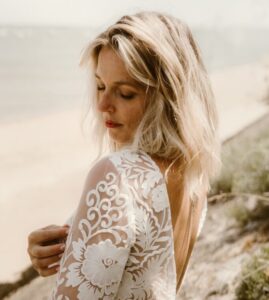 robe de mariée simple dentelle décolleté dos vannes