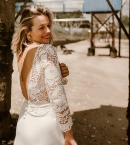 robe de mariée simple dentelle sur jupe vannes