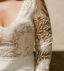robe de mariée simple dentelle sur jupe vannes