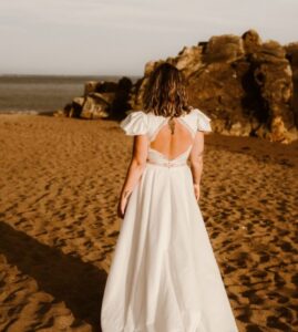 robe de mariée tissu décolleté losange manche bouffante traine