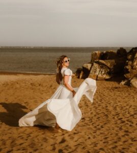 danser dans sa robe de mariée volumineuse