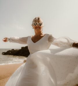 robe de mariée fluide romantique moderne doré vannes