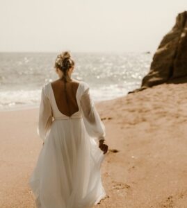 robe de mariée sur mesure romantique décolleté fluide Nantes