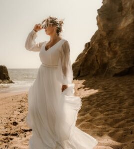 robe de mariée fluide romantique moderne doré vannes
