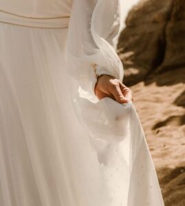 robe de mariée fluide romantique moderne doré vannes