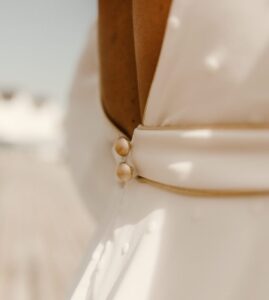 robe de mariée fluide romantique moderne doré vannes
